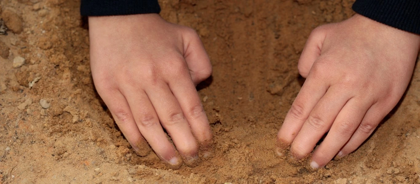 Χωρικός διέσωσε βρέφος που είχε θαφτεί ζωντανό - Είδε το κεφάλι του να ξεπροβάλλει από το χώμα (βίντεο)